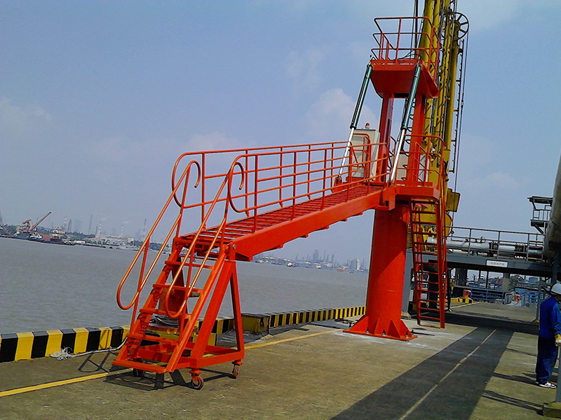 上海闸北电厂使用中的登船梯及船用臂3.jpg